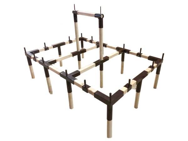 Armazón: tienda de caballeros 4 x 6 con postes centrales de madera y postes para toldo